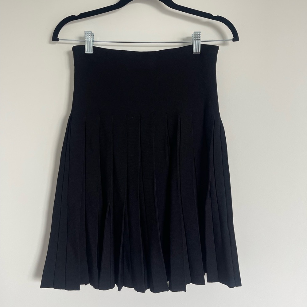 Black short pleated skirt
